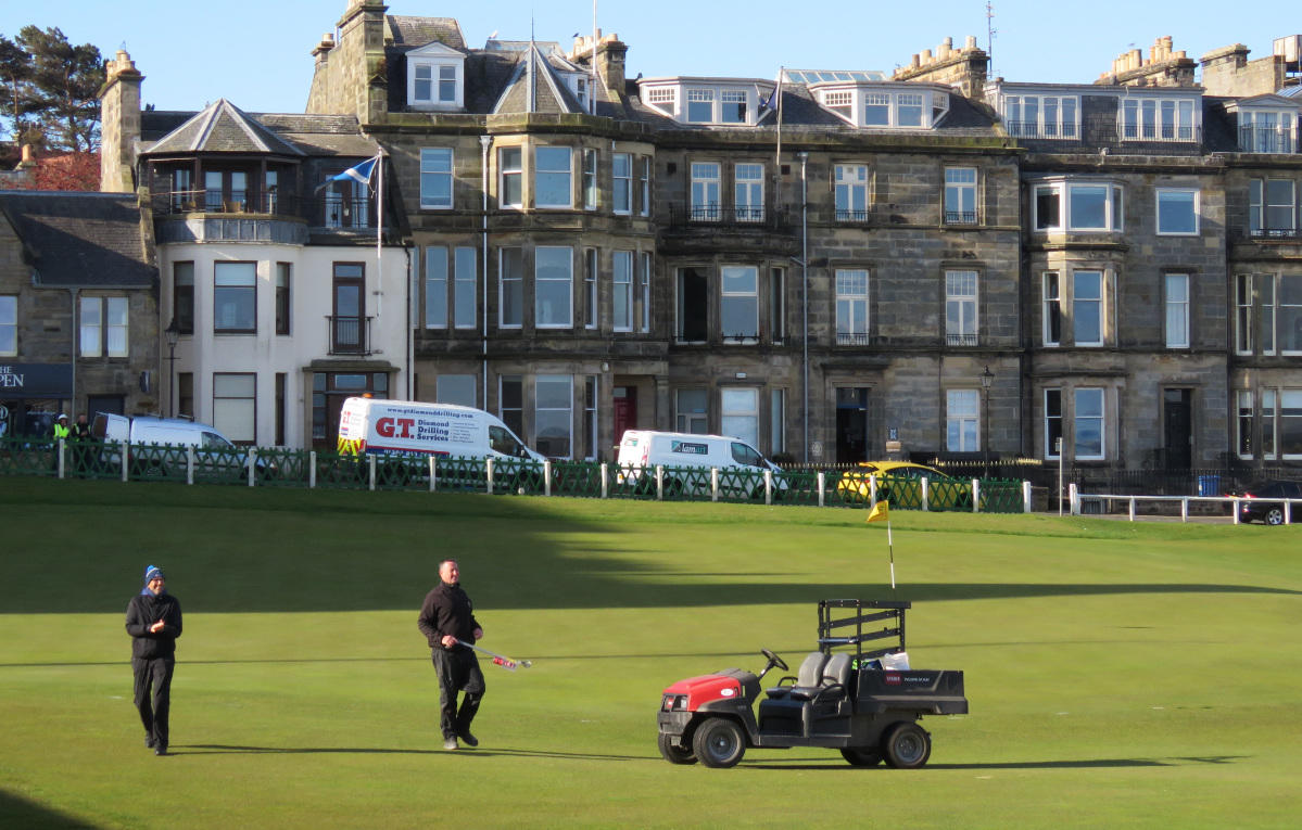 3 Gordon McKie (right) and The R&A's Grant Moir on the Old Course.jpg