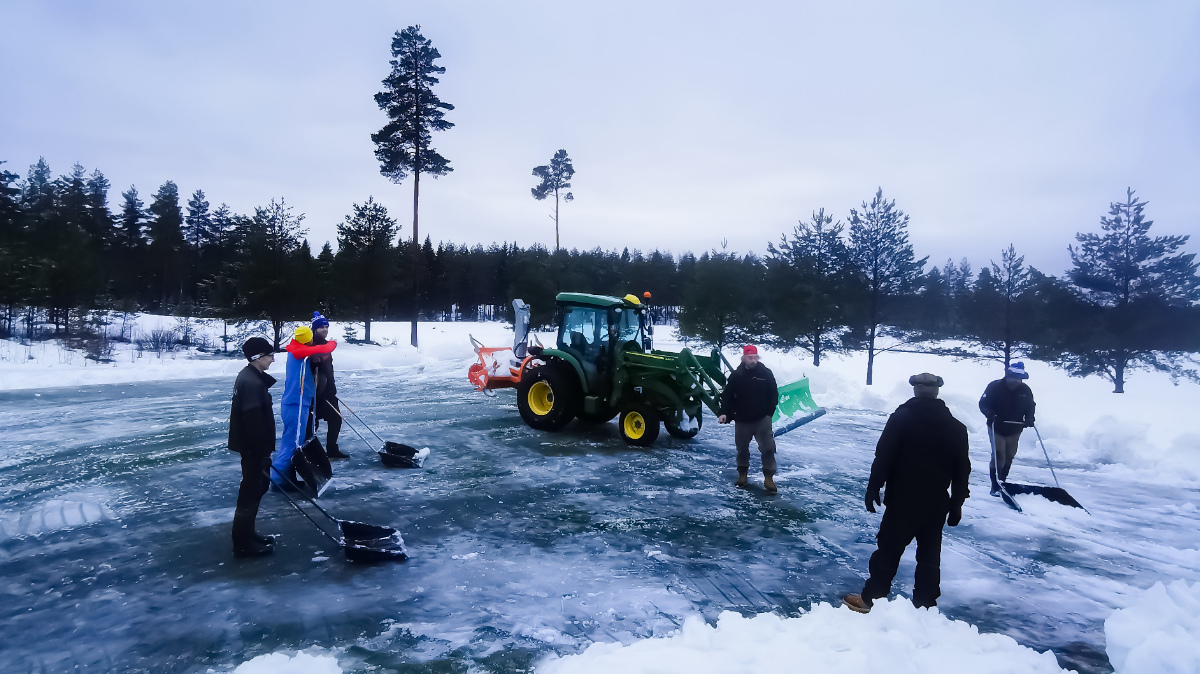 Greenkeepers clearing ice from the course at Hirsala Gofl