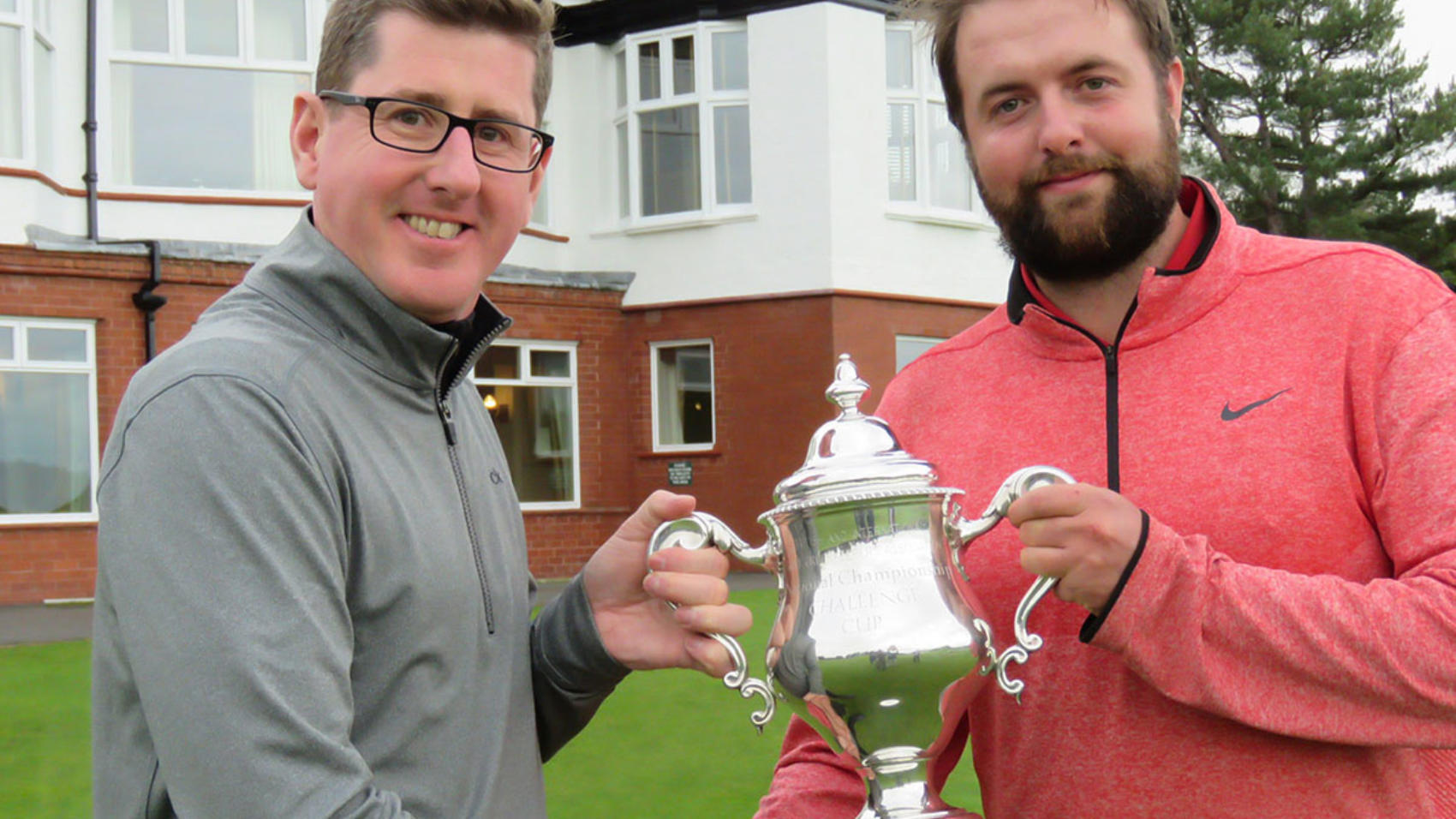 Phil Dewhurst presents the BIGGA Challenge Cup to Leigh Mordy.jpg