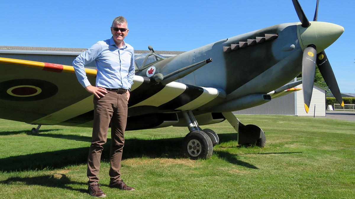Phil Helmn MG beside replica spitfire 1