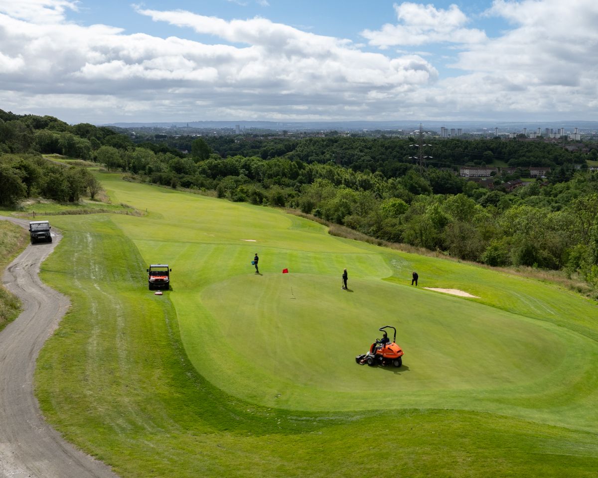 Cutting_a_green_David_McBride_-_Milngavie_GC-88.jpg