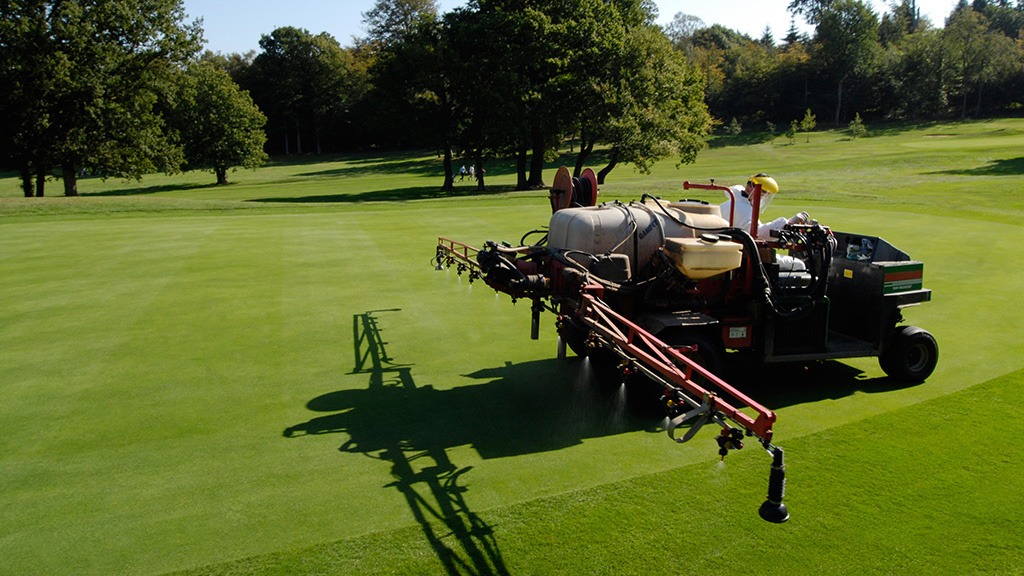 1024_x_576_spraying_greens.jpg