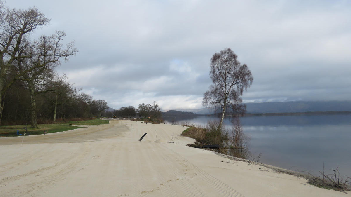 Loch Lomond itself protects the entire right hand side of the 6th hole.JPG