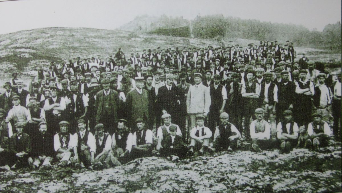 01. Willie Park centre in white suit along with oer 100 labourers at Parkstone in 1909 No Better Place.jpg