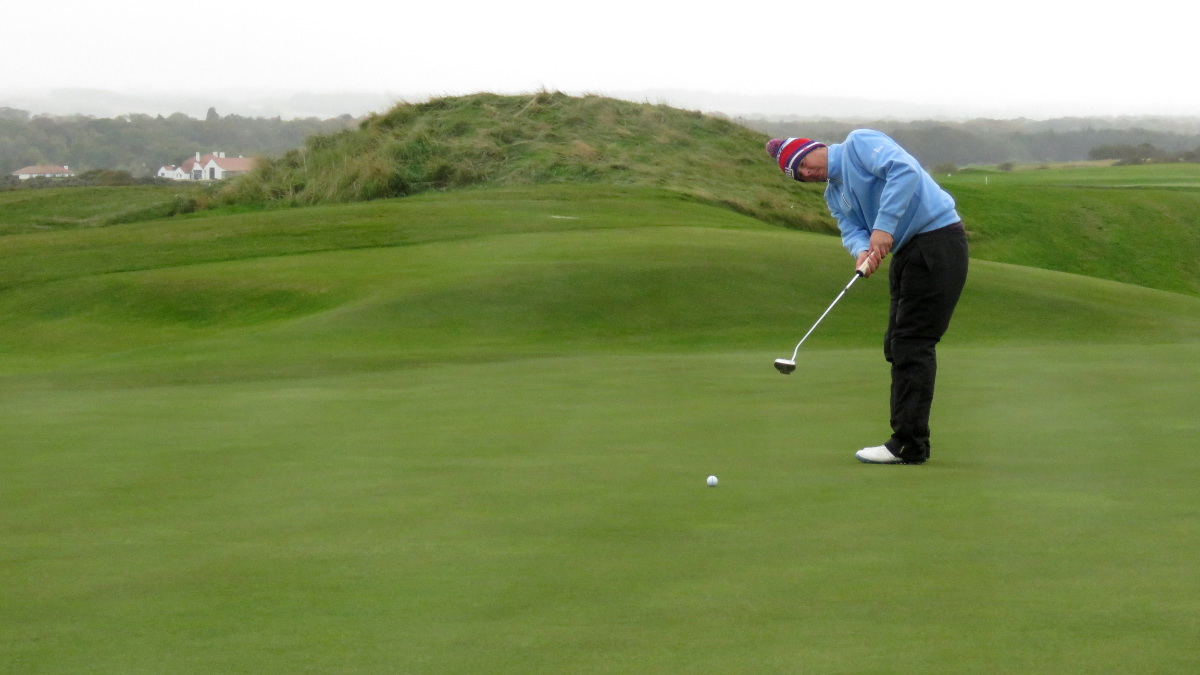 David Simpson putts on the 18th hole at Gullane 2.jpg