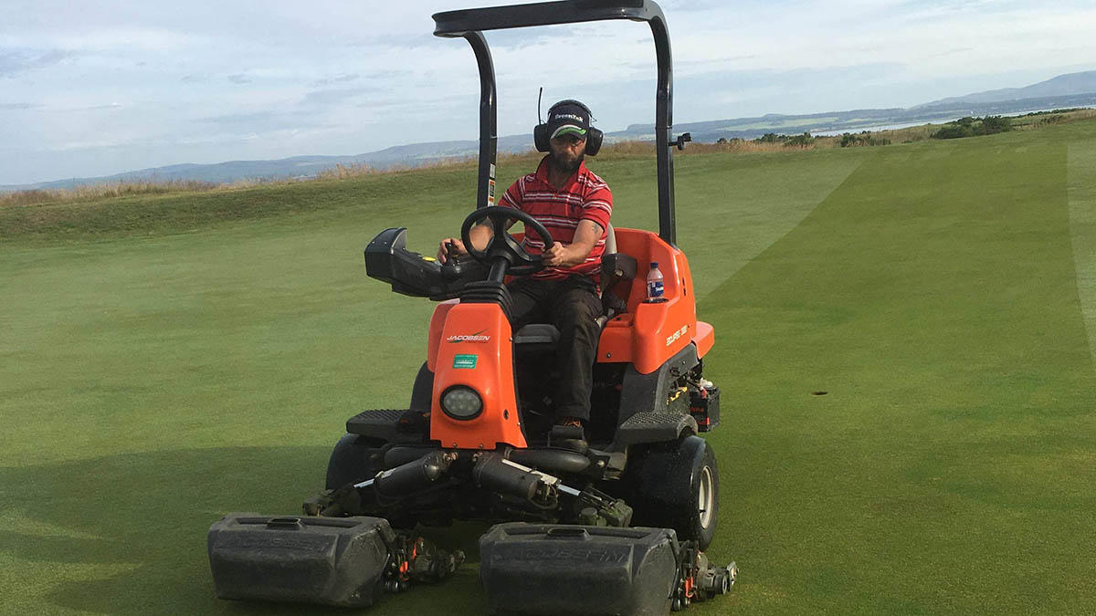 Gary Tonge cutting the greens at Tain.jpeg